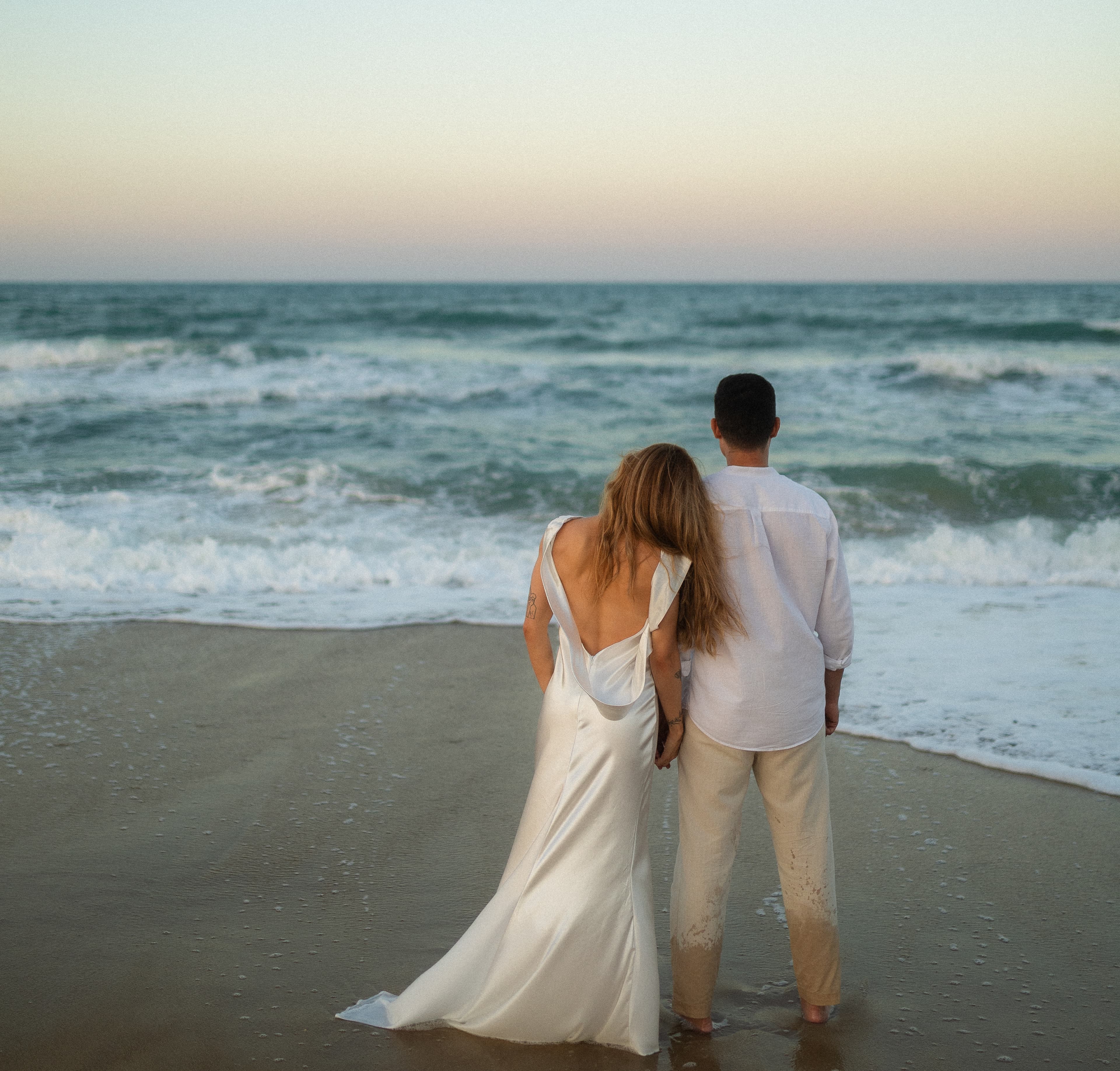 Péricles e Bianca à beira-mar no prewedding